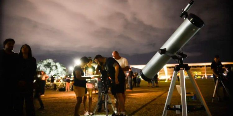 Cometa que passará perto da Terra poderá ser visto no Brasil; veja como