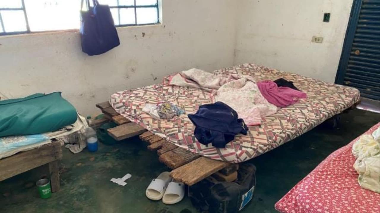 "Eu jamais faria isso", diz cantor Leonardo sobre trabalho escravo em fazenda 2 Casa dos trabalhadores tinha camas improvisadas, sem água potável e banheiro.