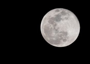 Confira o melhor horário para observar a última superlua cheia do ano nesta sexta (15)