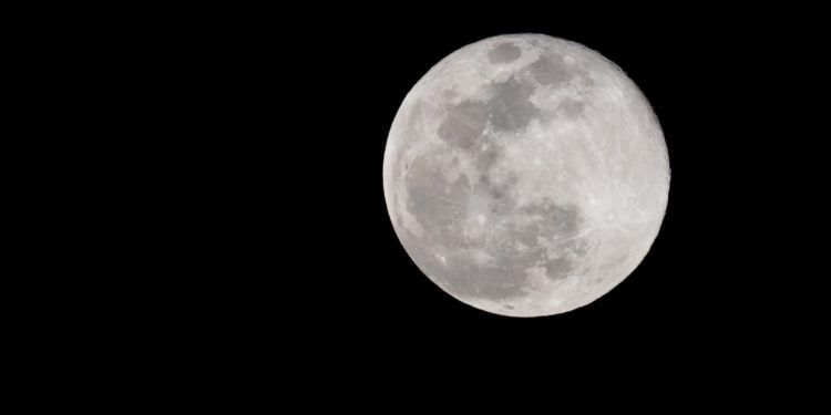 Confira o melhor horário para observar a última superlua cheia do ano nesta sexta (15)