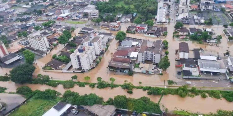 Chuvas intensas atingem Santa Catarina e devem persistir até segunda-feira (9)