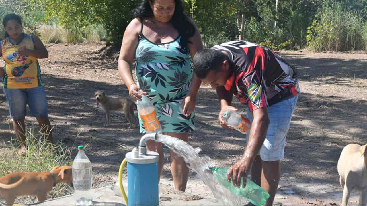 Abastecimento no campo acontece por poços, nascentes e caminhões-pipa. 