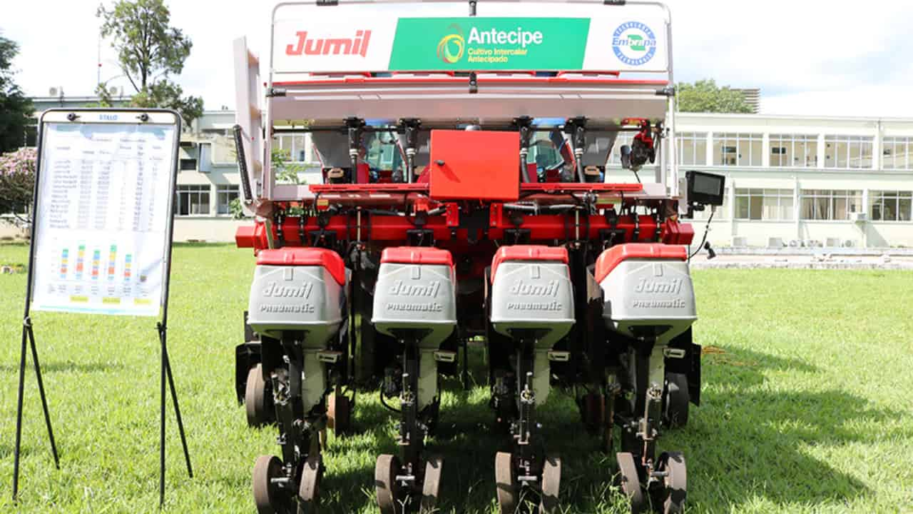 Máquina combina plantio e adubação de milho nas entrelinhas da soja sem causar danos. 