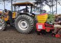 Cadeia produtiva desenvolve máquina de plantio de mudas de pastagens