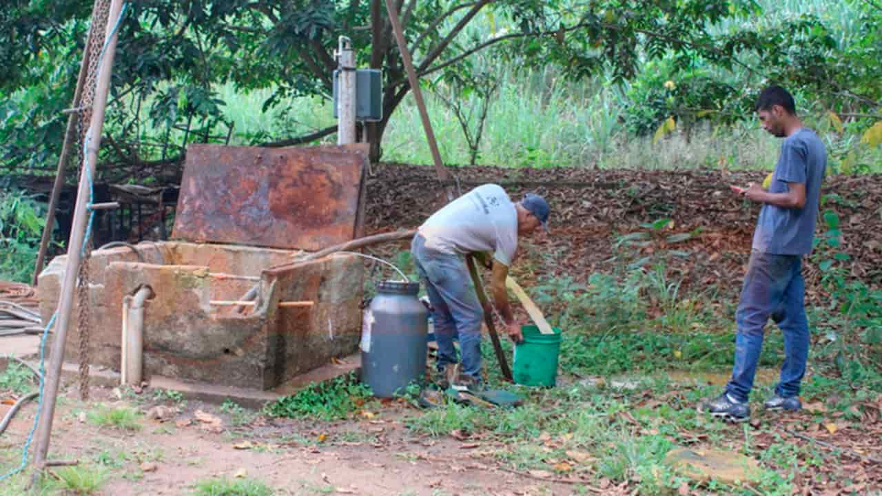 Menos de 10% dos domicílios rurais tem acesso à rede geral de esgoto. 