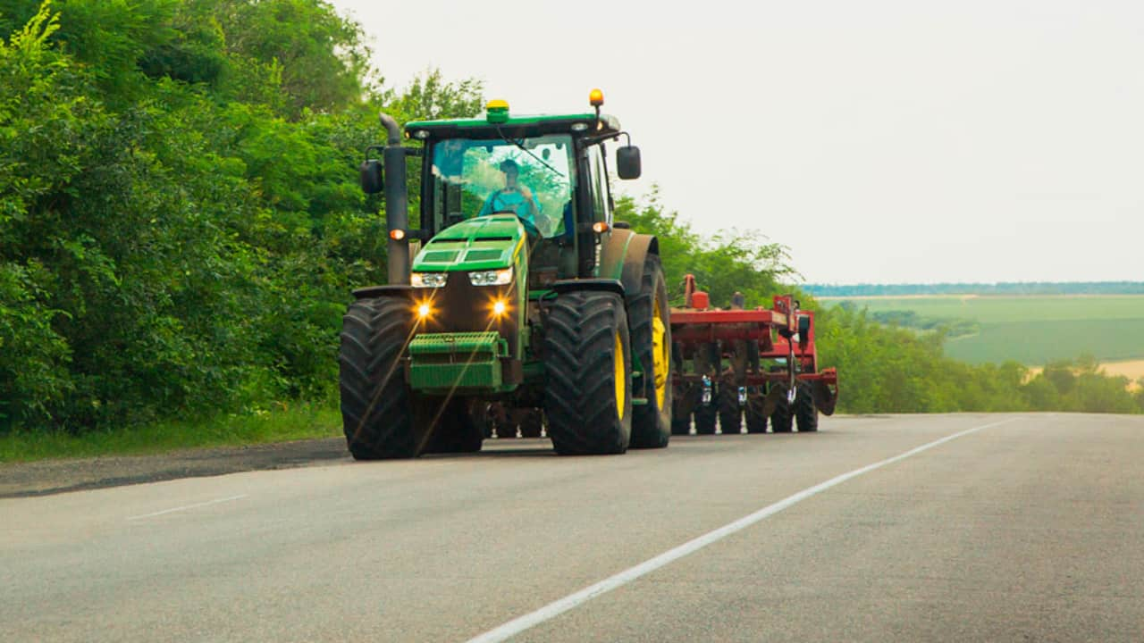 Para circular em rodovias, as máquinas precisam de registro e largura máxima. 