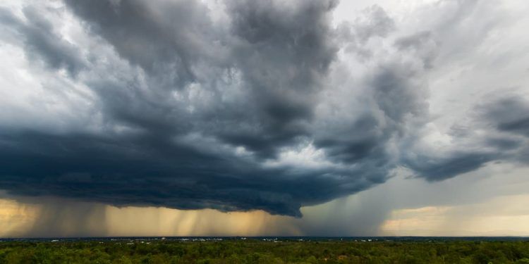 Inmet emite alerta para chuvas intensas em grande parte do país; veja a previsão