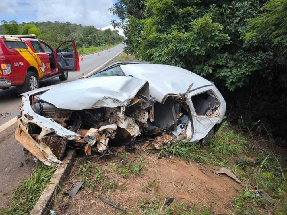 acidente entre carro e caminhão carregado com gado