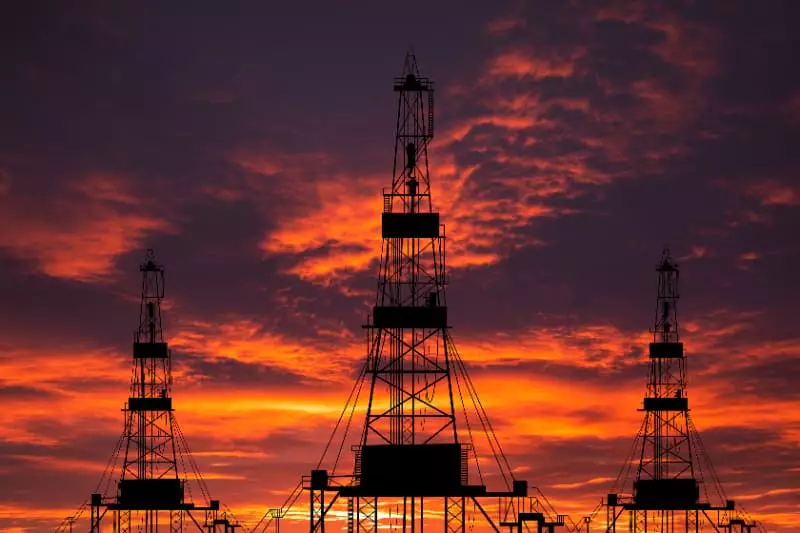 Maior plataforma de petróleo começa a operar no pré-sal 2 Exploração de petróleo