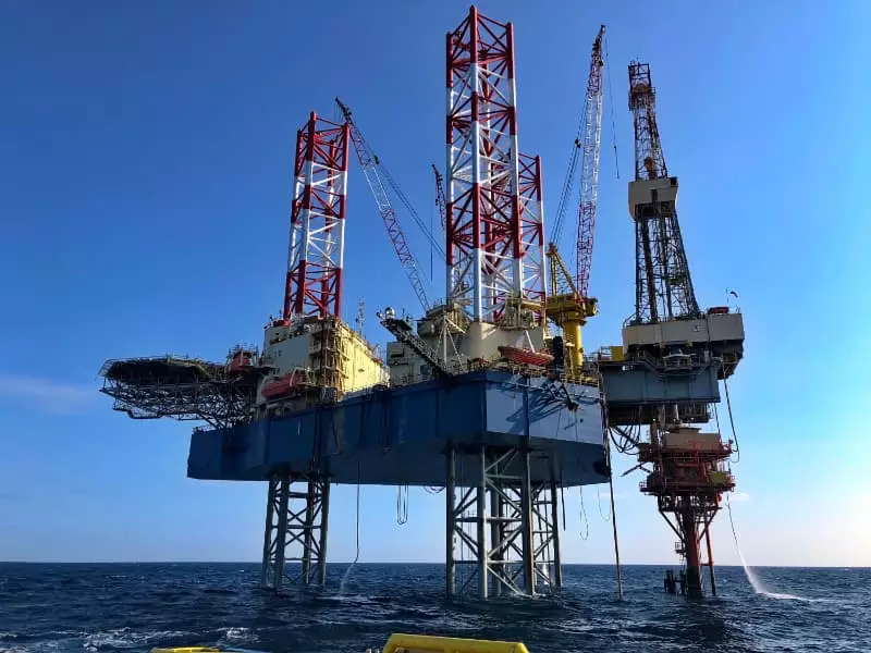 Maior plataforma de petróleo começa a operar no pré-sal 3 Petróleo