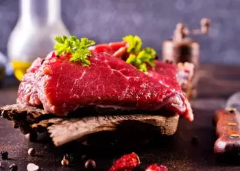 China suspende importação de carne bovina de três frigoríficos brasileiros