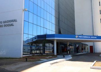 A primeira decisão tornada pública envolve a Confederação Nacional dos Trabalhadores na Agricultura (Contag), uma das 11 entidades que estão sob investigação. Segundo o juiz Frederico Botelho de Barros Viana, da 15ª Vara Federal, o INSS teria liberado à Contag, de forma considerada irregular, um lote com 34.487 autorizações de desconto em benefícios previdenciários.