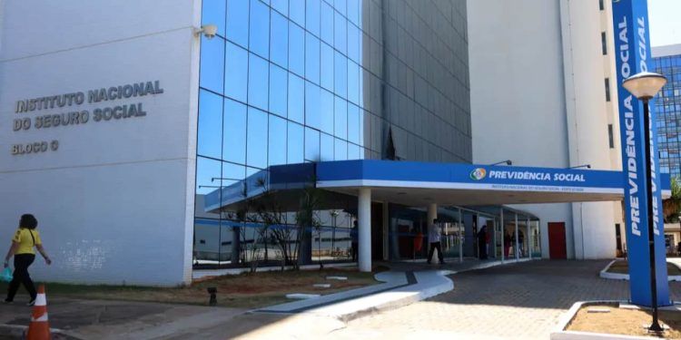 A primeira decisão tornada pública envolve a Confederação Nacional dos Trabalhadores na Agricultura (Contag), uma das 11 entidades que estão sob investigação. Segundo o juiz Frederico Botelho de Barros Viana, da 15ª Vara Federal, o INSS teria liberado à Contag, de forma considerada irregular, um lote com 34.487 autorizações de desconto em benefícios previdenciários.