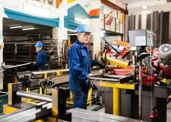 Produção industrial tem nova queda em fevereiro de 2025, aponta IBGE