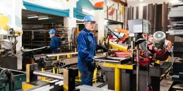 Produção industrial tem nova queda em fevereiro de 2025, aponta IBGE