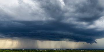 Semana começa com temperaturas amenas e alerta de chuvas intensas no Brasil
