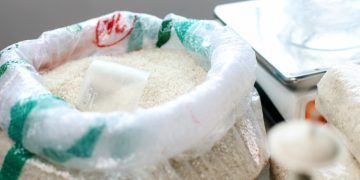 Mais de 30 toneladas de arroz e feijão com disparidade de tipo são apreendidas em SP