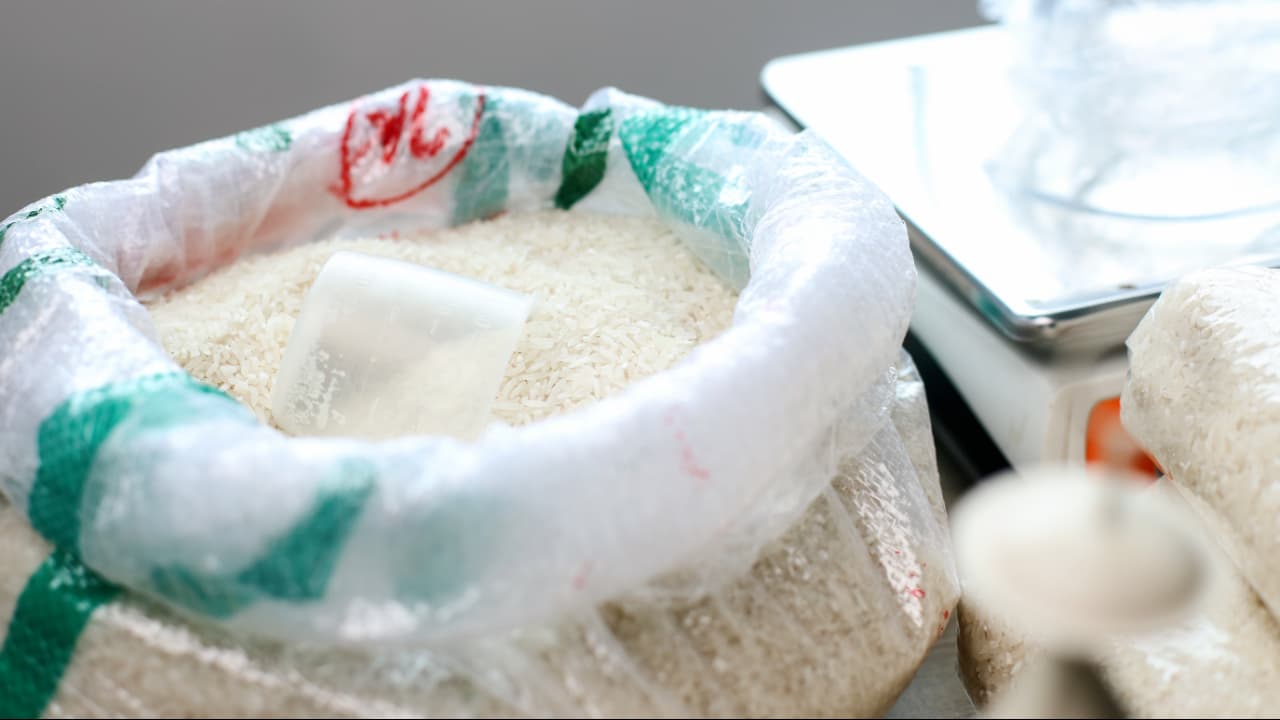Mais de 30 toneladas de arroz e feijão com disparidade de tipo são apreendidas em SP