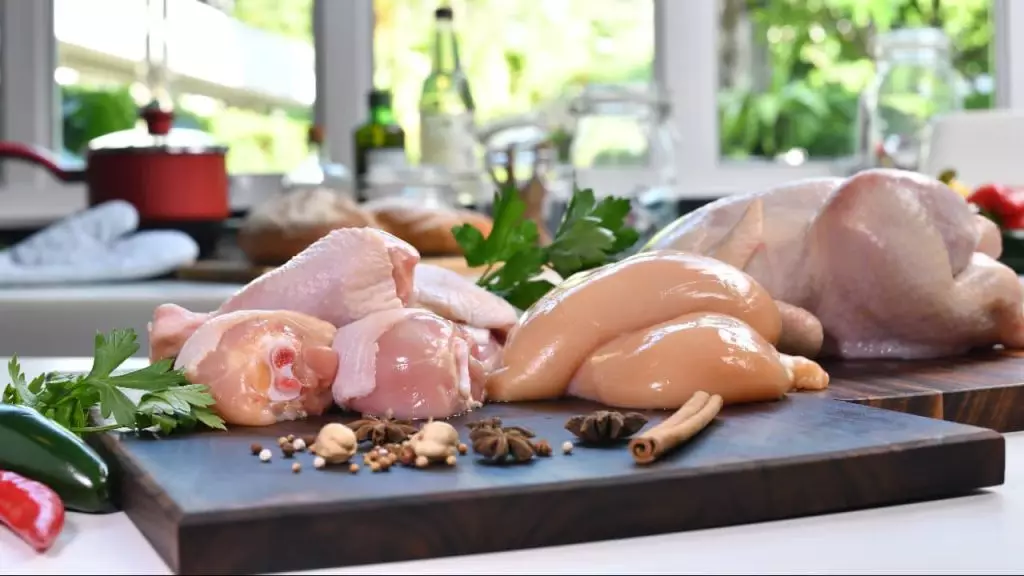 Exportações brasileiras de carne de frango crescem 13,8% em março, diz associação
