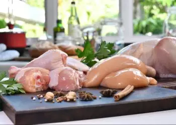 Exportações brasileiras de carne de frango crescem 13,8% em março, diz associação