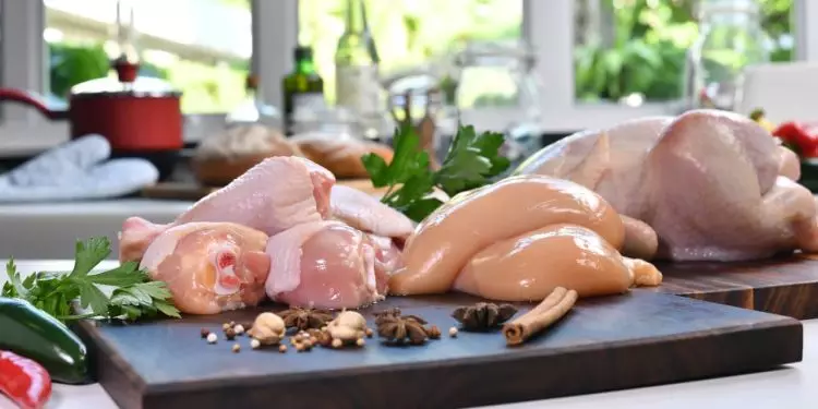 Exportações brasileiras de carne de frango crescem 13,8% em março, diz associação 1 Exportações brasileiras de carne de frango crescem 13,8% em março, diz associação