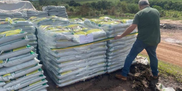 Fiscalização apreende 300 toneladas de fertilizantes irregulares em SP
