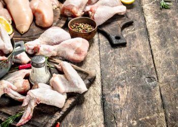 Países ampliam restrições à carne de aves brasileira após confirmação de influenza aviária