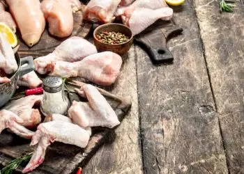 Países ampliam restrições à carne de aves brasileira após confirmação de influenza aviária