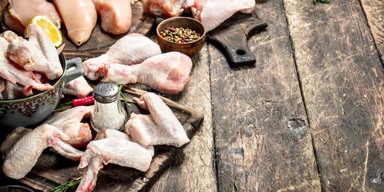 Países ampliam restrições à carne de aves brasileira após confirmação de influenza aviária