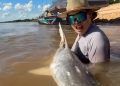 Naiara Azevedo fisga piraíba durante pescaria esportiva no Rio Araguaia