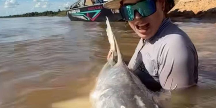 Naiara Azevedo fisga piraíba durante pescaria esportiva no Rio Araguaia