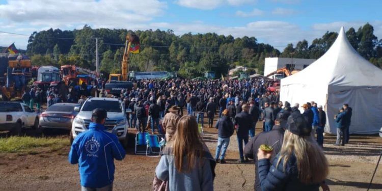 Produtores rurais no RS protestam por solução para dívidas e perdas causadas pelo clima