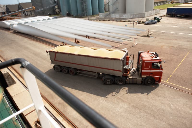 Ação contra roubo de cargas prende foragido ligado a crimes em Goiás 2 Transporte de grãos