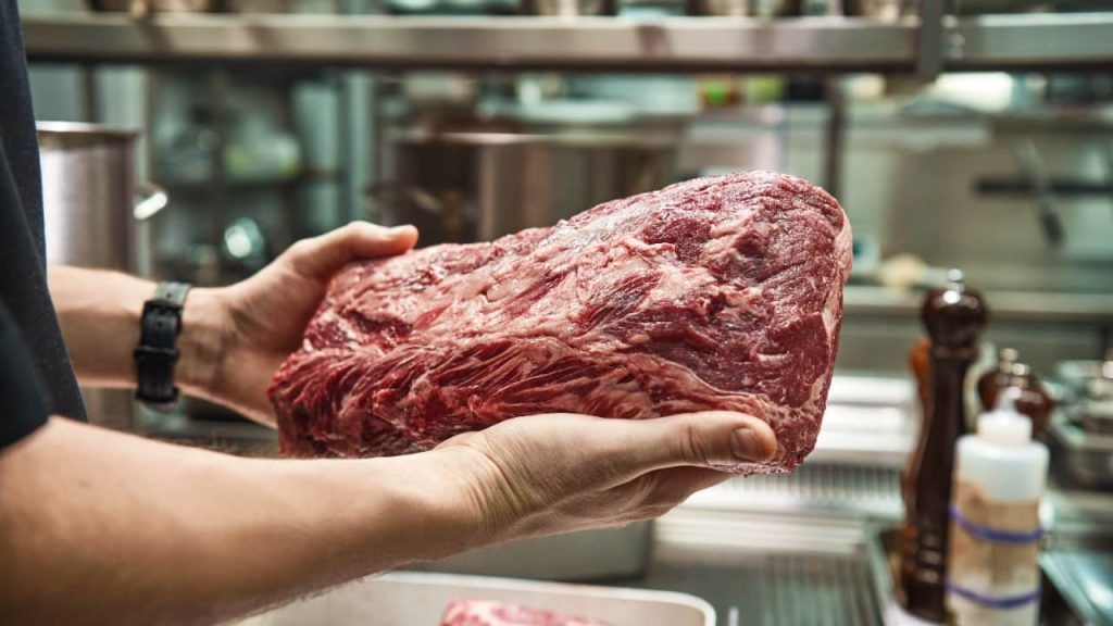 Brasil pode perder US$ 1 bilhão com nova tarifa sobre carne bovina, aponta Abiec