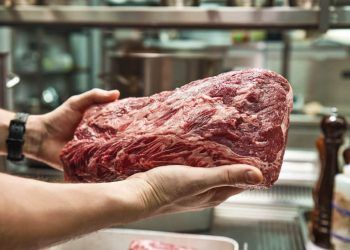 Brasil pode perder US$ 1 bilhão com nova tarifa sobre carne bovina, aponta Abiec