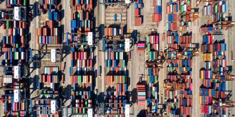Peso valorizado e tarifas americanas redirecionam exportações brasileiras para a Argentina