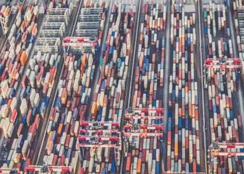 Trump assina decreto que impõe tarifa de 50% sobre produtos brasileiros