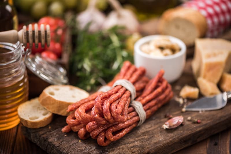 Fábrica clandestina de linguiça é fechada em Goiás após apreensão de carne imprópria 2 Fábrica clandestina de linguiça