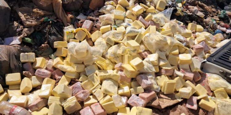 Mais de 2 toneladas de alimentos de origem animal impróprios são apreendidas em Goiás