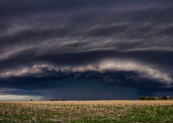 Frente fria traz tempestades, ventania e risco de granizo ao Sul do Brasil