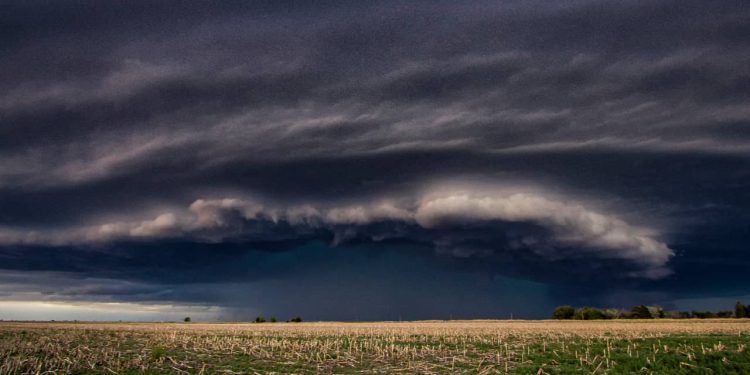 Frente fria traz tempestades, ventania e risco de granizo ao Sul do Brasil