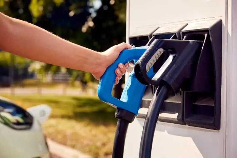 Gasolina fica 4,9% mais barata nas distribuidoras a partir desta terça-feira (21) 3 reducao no preco da gasolina
