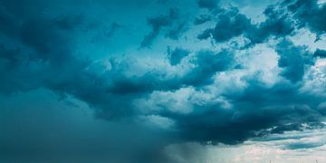 Frente fria intensa avança pelo país e eleva risco de tempestades severas