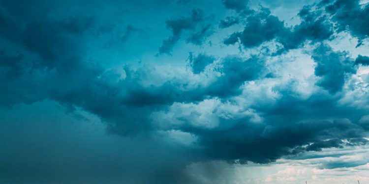 Frente fria intensa avança pelo país e eleva risco de tempestades severas