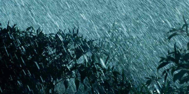 Instabilidade marca o início da semana com chuva e ventos fortes no país