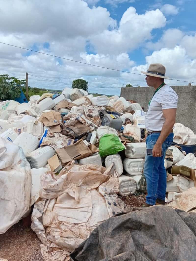 Operação flagra armazenamento irregular de embalagens de agrotóxicos em Goiás 3 Apreensão de embalagens