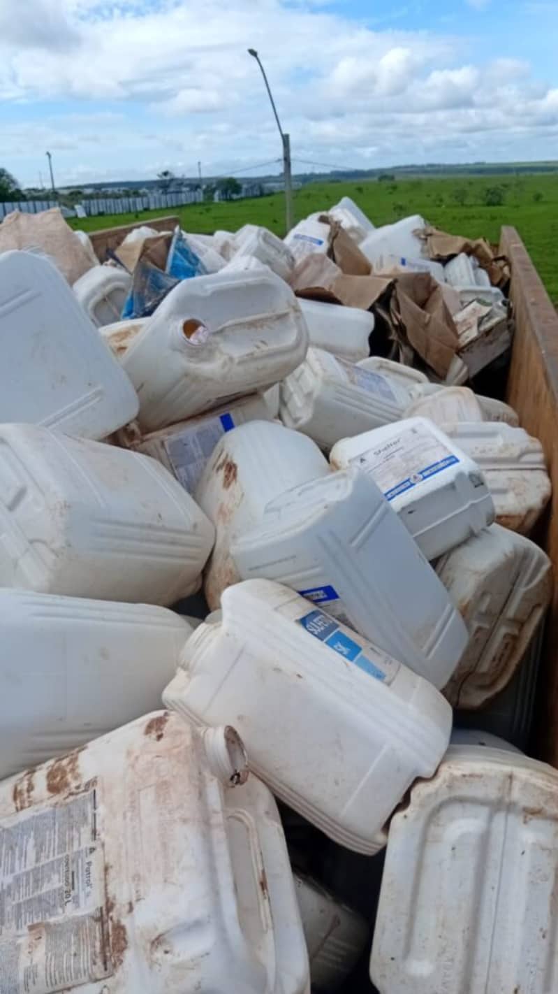 Operação flagra armazenamento irregular de embalagens de agrotóxicos em Goiás 2 Embalagens de agrotóxicos