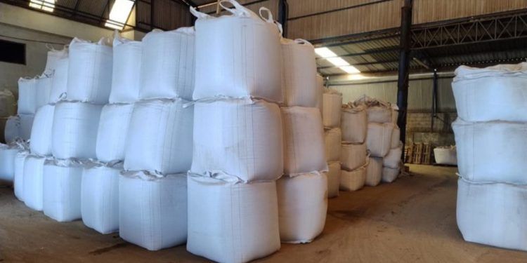 Fábrica clandestina de fertilizantes é interditada no interior de SP 1 Fábrica clandestina de fertilizantes é interditada no interior de SP