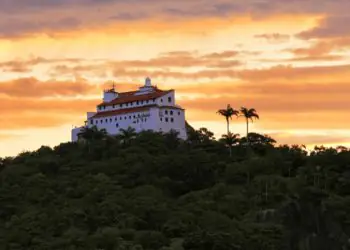 Turismo em Vila Velha reúne praias urbanas e patrimônio histórico