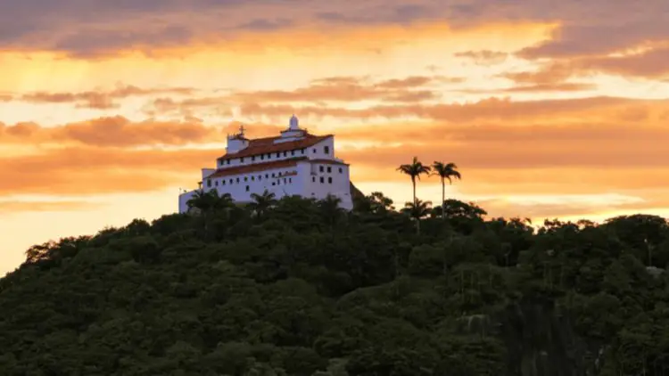 Turismo em Vila Velha reune praias urbanas e patrimonio historico